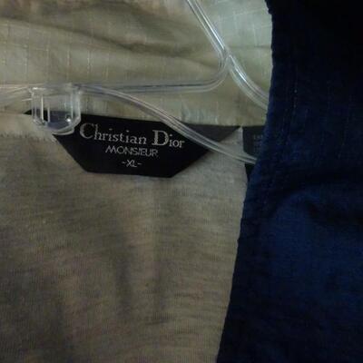 LOT 400. COLLECTION OF CLOTHING