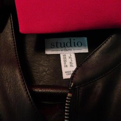 LOT 400. COLLECTION OF CLOTHING