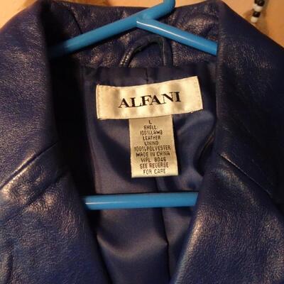 LOT 400. COLLECTION OF CLOTHING