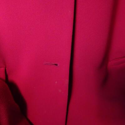 LOT 400. COLLECTION OF CLOTHING