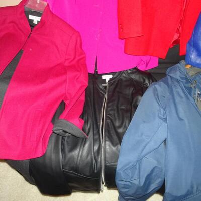 LOT 400. COLLECTION OF CLOTHING