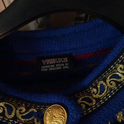 LOT 400. COLLECTION OF CLOTHING