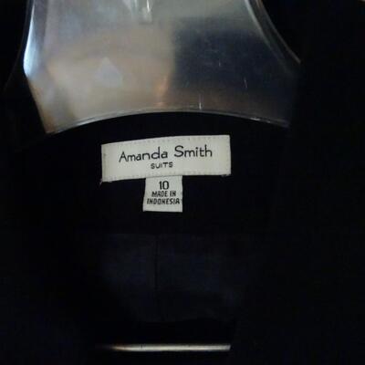 LOT 400. COLLECTION OF CLOTHING