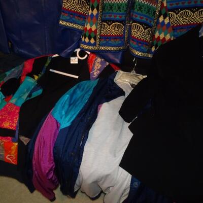 LOT 400. COLLECTION OF CLOTHING