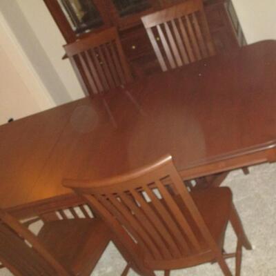 Haverty's Formal Dining Table & Chairs