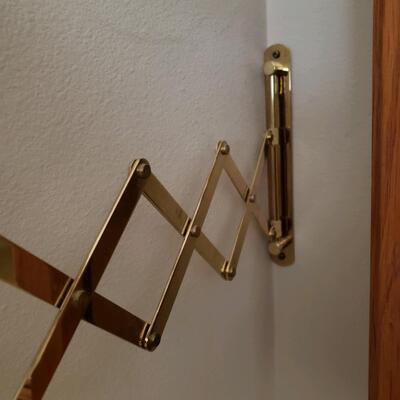Wall-mounted extendable magnifying mirror