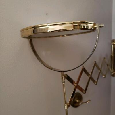 Wall-mounted extendable magnifying mirror
