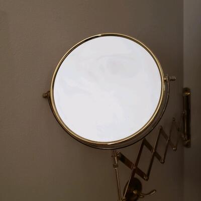 Wall-mounted extendable magnifying mirror