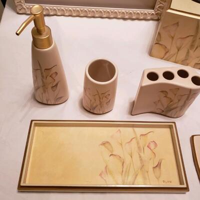 Eight piece set of bathroom accessories