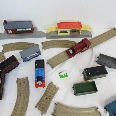Thomas the Tank Engine & Friends 15+ Pieces: Buildings, Trains, Train Track