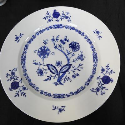 5 Place Setting China Plates & Cups: 