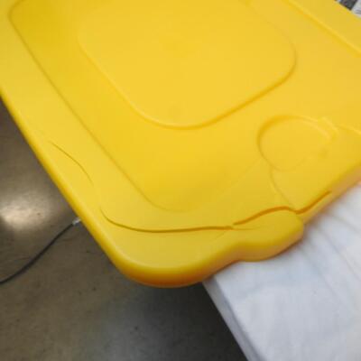 4 Durabilt 10 Gallon Tubs.  Black with Yellow Lids (Lids damaged, see pics)