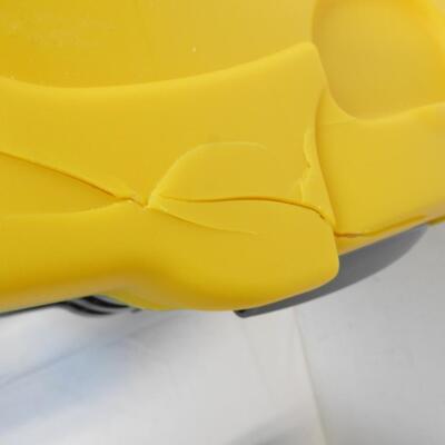 4 Durabilt 10 Gallon Tubs.  Black with Yellow Lids (Lids damaged, see pics)
