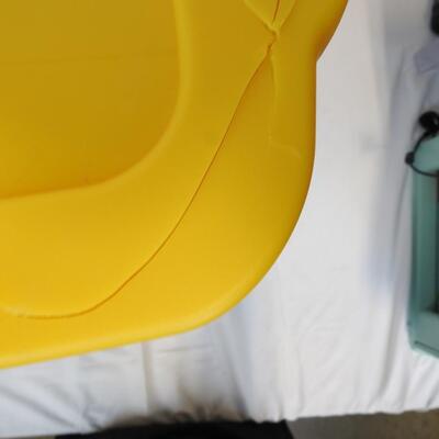 4 Durabilt 10 Gallon Tubs.  Black with Yellow Lids (Lids damaged, see pics)