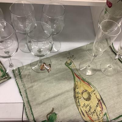 1000 Wine Glass and Linen Lot