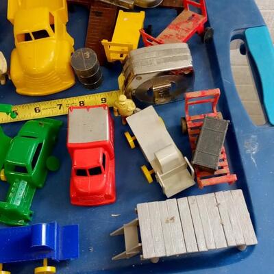 LOT 162   LARGE LOT OF MARX TRUCKING CENTER ITEMS