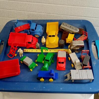 LOT 162   LARGE LOT OF MARX TRUCKING CENTER ITEMS