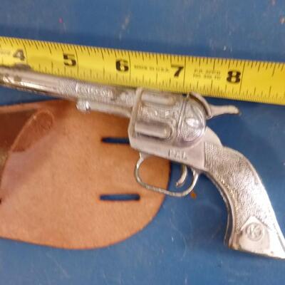 LOT 170   VINTAGE SMALL CAP GUN AND HOLSTER