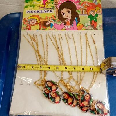 LOT 171   VINTAGE STORE DISPLAY OF CHILDS NECKLACES