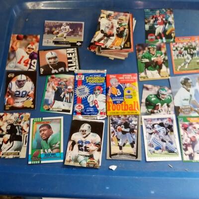 LOT 176  LARGE LOT OF VINTAGE FOOTBALL CARDS