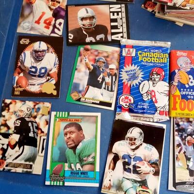 LOT 176  LARGE LOT OF VINTAGE FOOTBALL CARDS