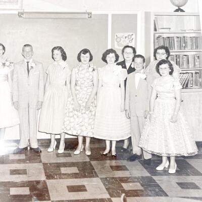 1957 PLATTE VALLEY SCHOOL GRADUATION PHOTOGRAPH - 10â€ X 8â€