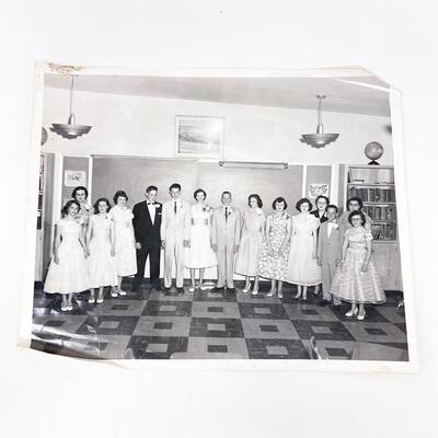 1957 PLATTE VALLEY SCHOOL GRADUATION PHOTOGRAPH - 10â€ X 8â€