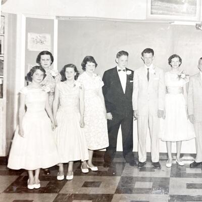 1957 PLATTE VALLEY SCHOOL GRADUATION PHOTOGRAPH - 10â€ X 8â€