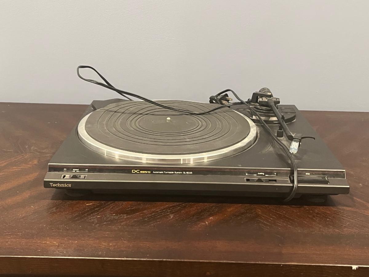 LOT 398C Vintage Technics Record Player