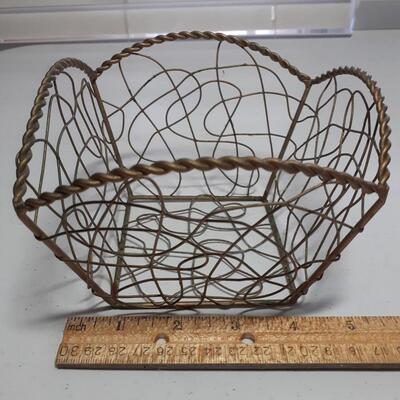 Vintage 4in tall metal basket