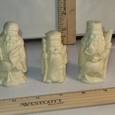 5 small Asian figurines