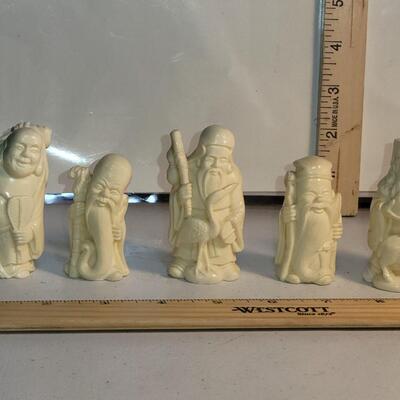 5 small Asian figurines