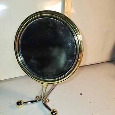 Adjustable counter mirror 2 sided magnifier