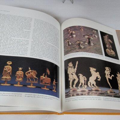 Collectors Encyclopedia Hard Cover Book From Buttons - Chess Sets