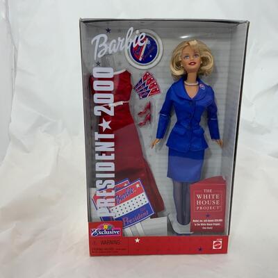 -74- President Barbie 2000 (1999) | Toys R Us