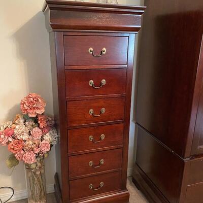 All-wood lingerie chest
