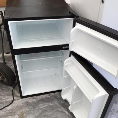 1022 Whirlpool Mini Refrigerator & Freezer Model: WH31S1E
