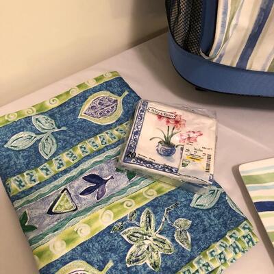 Rolling Insulated Cooler with Matching Picnic Ware  (UR-JF)