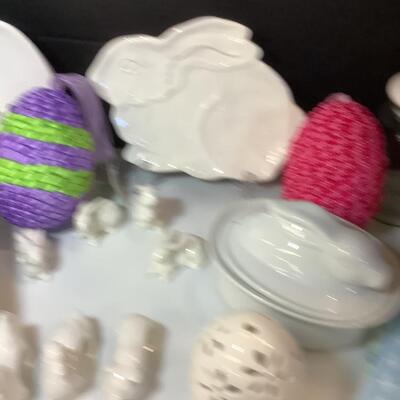 Lot 971  White Porcelain Easter Decor Items / Paper Products/Crochet Covered Eggs
