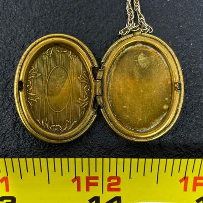 VINTAGE GOLD-TONED FLORAL LOCKET