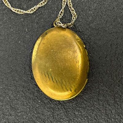 VINTAGE GOLD-TONED FLORAL LOCKET