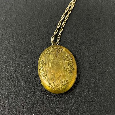 VINTAGE GOLD-TONED FLORAL LOCKET