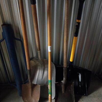 LOT 24  YARD TOOLS AND POST POUNDER