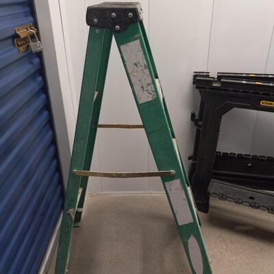 LOT 7  WERNER 4' LADDER AND A PAIR OF STANLEY SAWHORSES