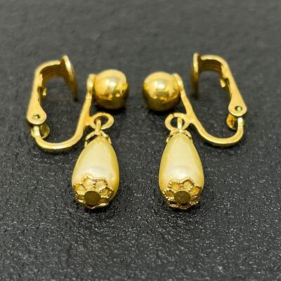 VINTAGE SARAH COVENTRY TEARDROP FAUX PEARL EARRINGS