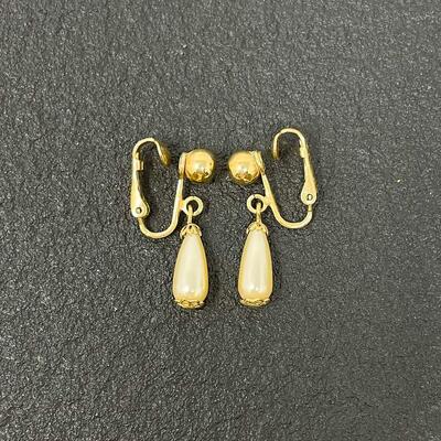 VINTAGE SARAH COVENTRY TEARDROP FAUX PEARL EARRINGS