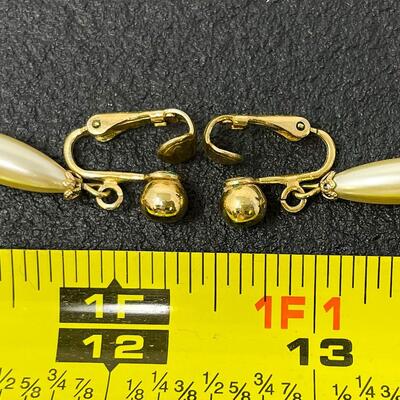 VINTAGE SARAH COVENTRY TEARDROP FAUX PEARL EARRINGS
