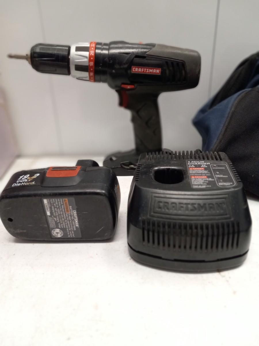 LOT 31 CRAFTSMAN CORDLESS 1/2" DRILL/DRIVER, FLASHLIGHT & BAG