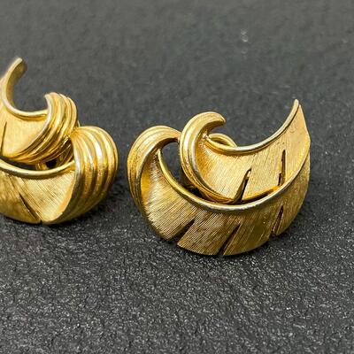 VINTAGE TRIFARI GOLD-TONED LEAF EARRINGS