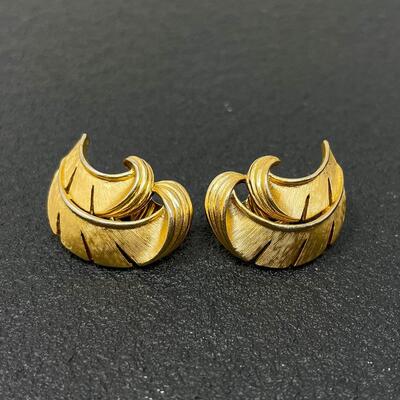VINTAGE TRIFARI GOLD-TONED LEAF EARRINGS